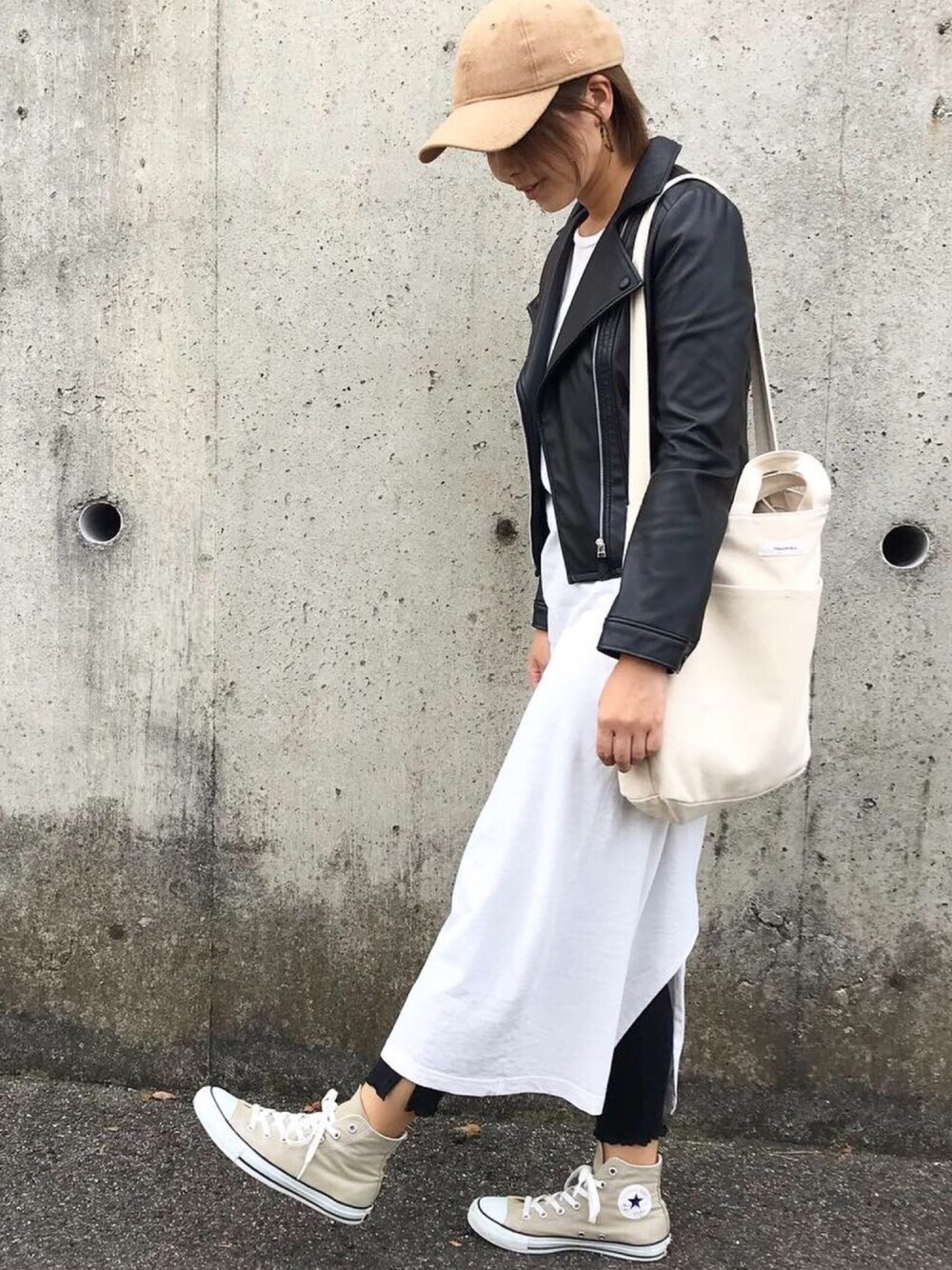 「ストリート服が好き、ZOZO公認ユーザー、シンプルコーデ、オトナカジュアル、秋冬コーデ、ワンピース、ライダース、ootd、おしゃれさんと繋がりたい、リブレギンス」｜「niko and...のUSAコットンノースリマキシワンピース（ワンピース、ホワイト系）」を使った、Manami さん（レディース・163cm）の秋コーディネートの1枚目の写真