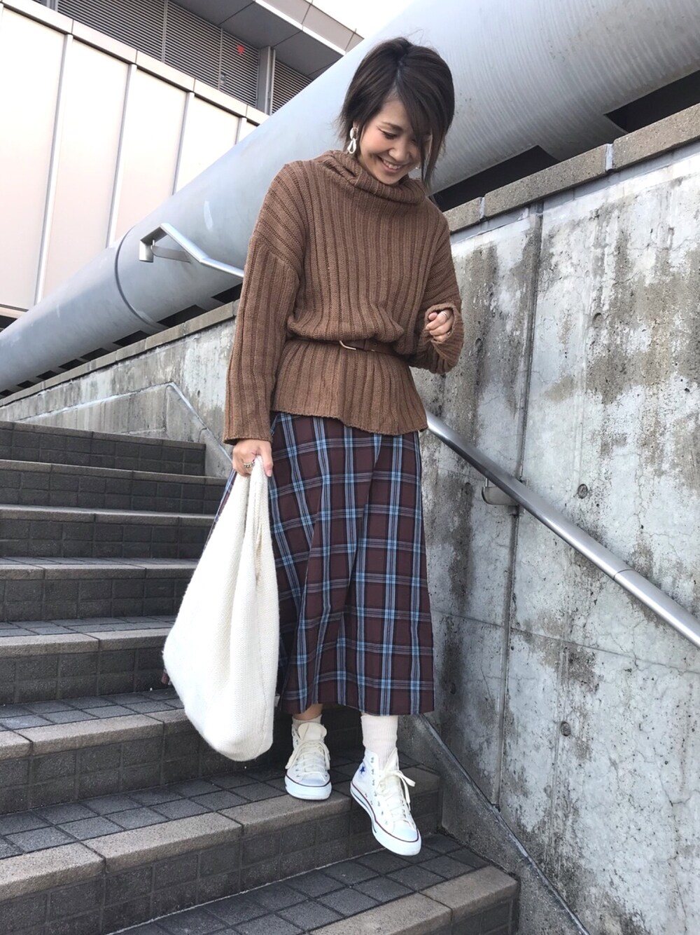 「きれいめカジュアル、ジユジョ、ニコアンド(niko and...)、ニット、スカート、オトナガーリー、コンバース、シンプルコーデ、おしゃれさんと繋がりたい、オトナカジュアル」｜「GUのアイテム（スカート、ブラウン系）」を使った、Manami さん（レディース・163cm）の冬コーディネートの1枚目の写真