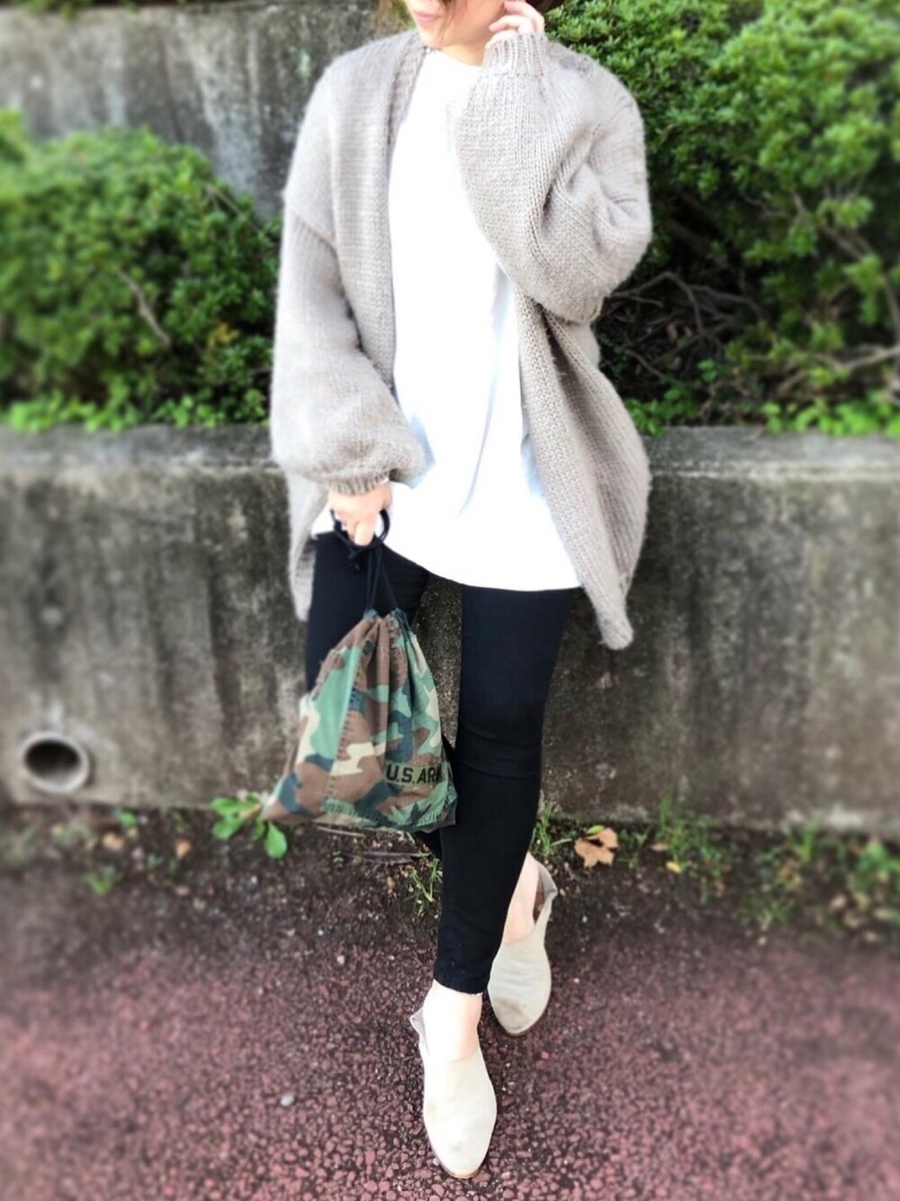 「春コーデ、オトナカジュアル、シンプルコーデ、オトナ女子、カジュアルコーデ、シンプル、着回しコーデ、ビッグシルエット、ボリューム袖、キレイめ」｜「UNIQLOのWOMEN ウルトラストレッチジーンズ（デニムパンツ、ブラック系）」を使った、Manami さん（レディース・163cm）の春コーディネートの1枚目の写真
