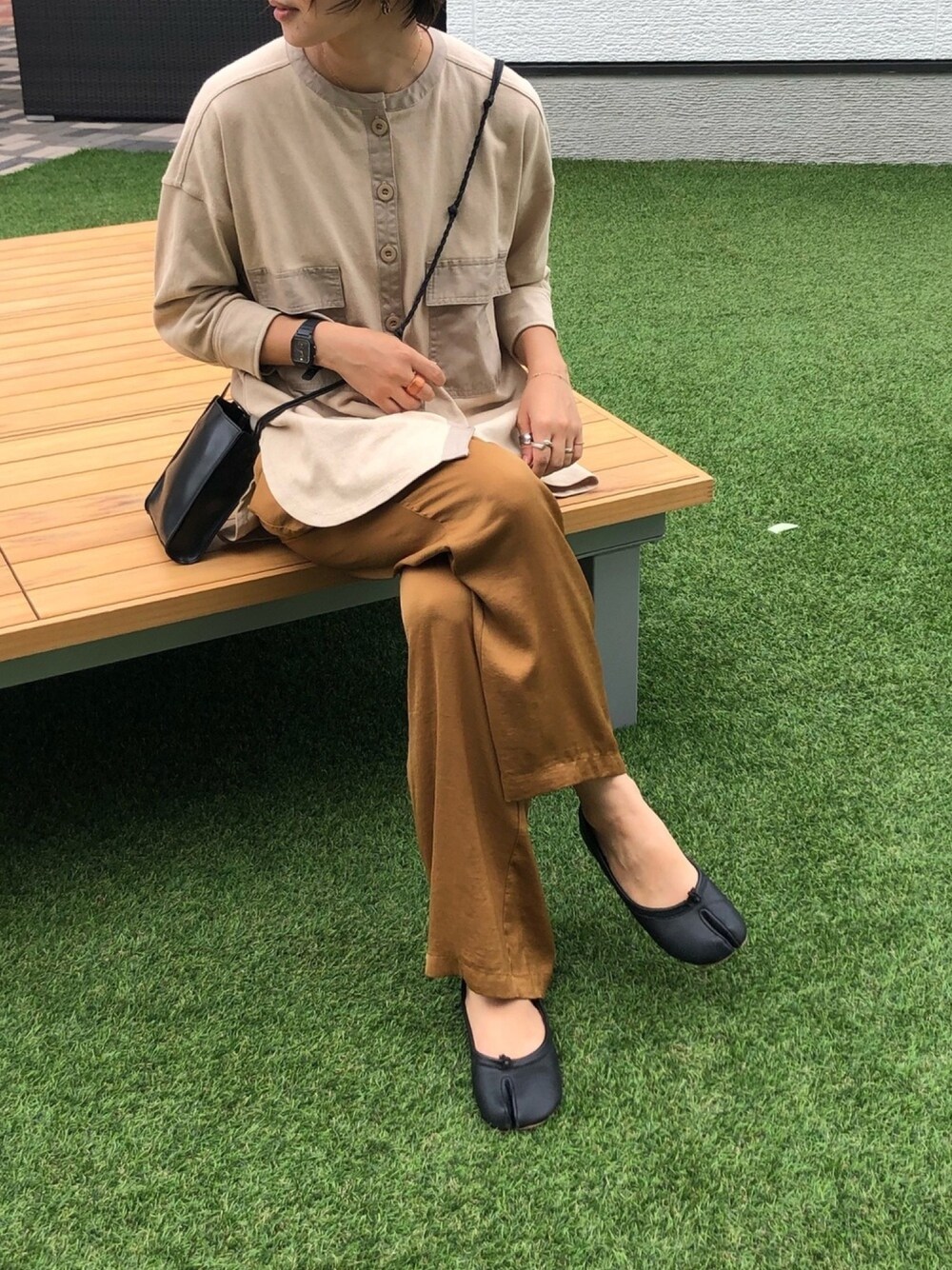 「主役はカラーパンツ、シンプル、サテンパンツ、ゴールドパンツ、大人カジュアル、パンツスタイル、シャツスタイル、ノーカラーシャツ、プチプラコーデ」｜「antiquaのタックテーパードパンツ（その他パンツ、ブラウン系）」を使った、Manami さん（レディース・163cm）の春コーディネートの1枚目の写真