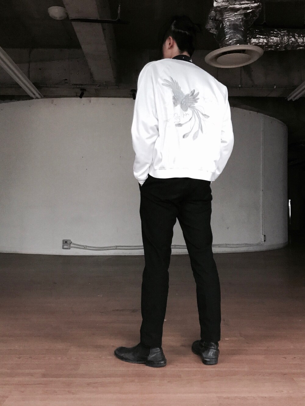 「モード、スカジャン、MYNE、CHRISTIAN DADA、ヨウジヤマモト、yohjiyamamoto」｜「MYneの16S/S EMBROIDERY JERSEY SUKAJAN（ノーカラージャケット、ホワイト系）」を使った、蟲さん（メンズ・172cm）の冬コーディネートの1枚目の写真