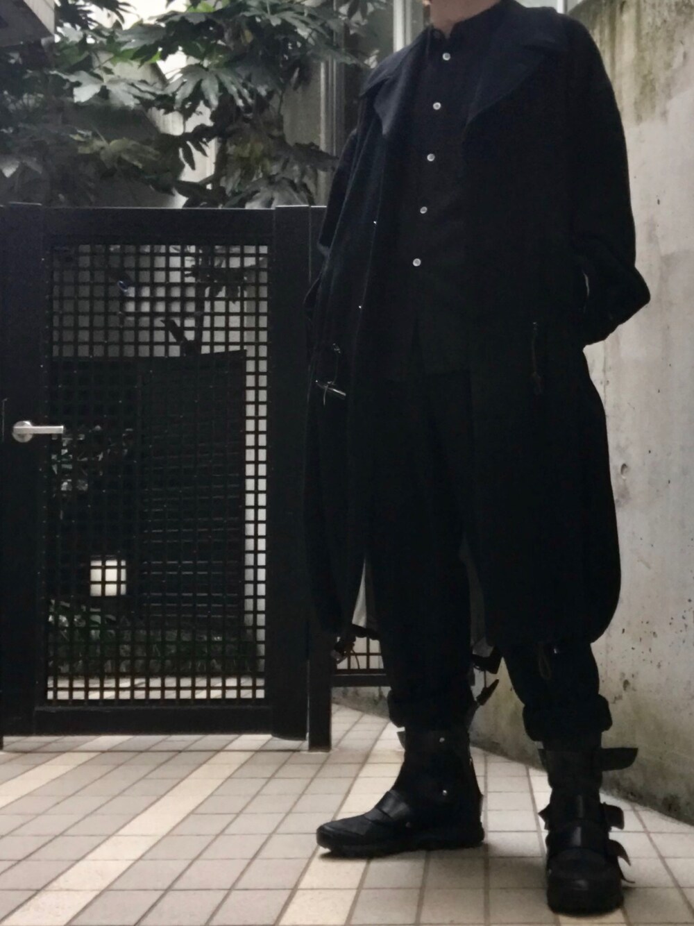 「ヨウジヤマモト、yohjiyamamoto、オールブラック、モード、ワントーンコーデ」｜「Yohji Yamamoto POUR HOMMEのアイテム（モッズコート、ブラック系）」を使った、蟲さん（メンズ・172cm）の夏コーディネートの1枚目の写真
