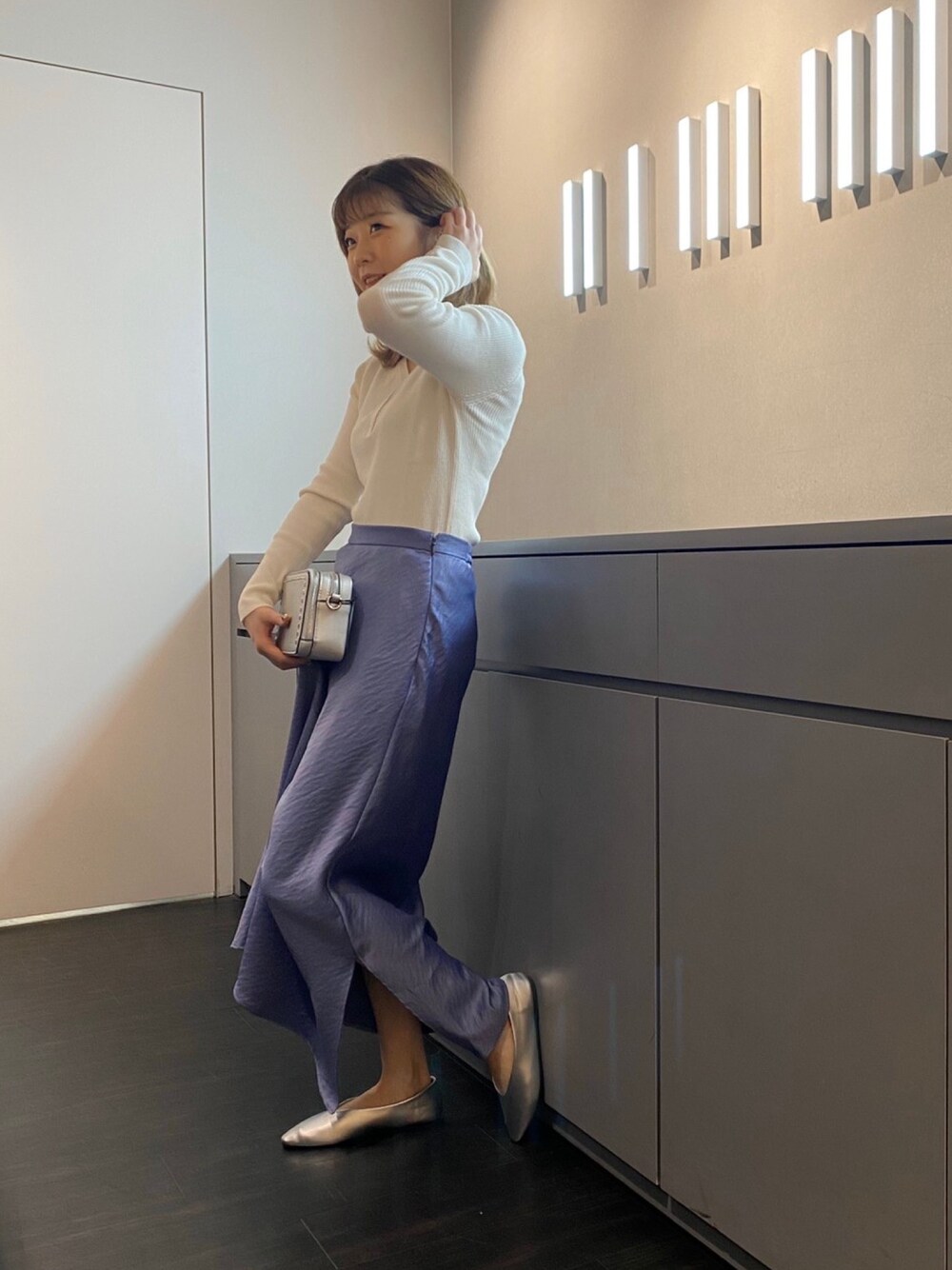 「オトナカジュアル、シンプルコーデ、カジュアル、スカートスタイル、いいね、save、フォローお願いします🤑、春コーデ、ootd、さわやか、楽チンコーデ、ゆるコーデ」｜「COLONY 2139の12GリブヘンリーVネック長袖トップス（ニット/セーター、ホワイト系）」を使った、めめさん（レディース・152cm）の冬コーディネートの1枚目の写真