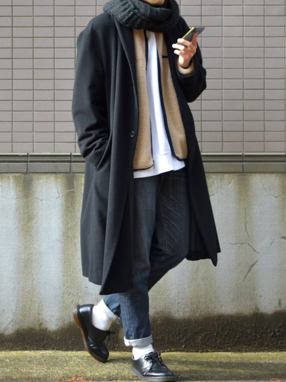 ブラック系のその他アウター、ベージュ系のその他アウター、ホワイト系のTシャツ/カットソーを着用したメンズの冬コーディネートの1枚目の写真