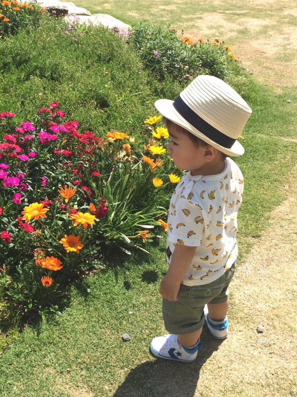 「夏、Tシャツ、男の子コーデ、むぎわら帽子、1歳半、かしいかえん」｜「petit mainのバナナ柄半袖Tシャツ（Tシャツ/カットソー、ホワイト系）」を使った、puuuumaさん（キッズ・80cm）の夏コーディネートの1枚目の写真