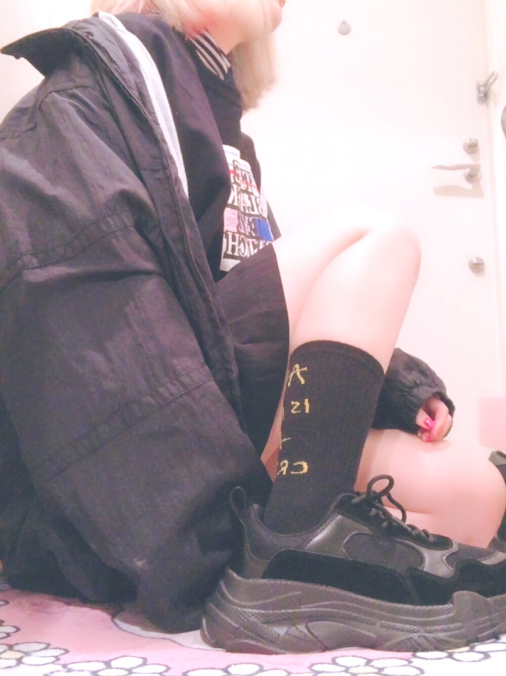 「冬コーデ、古着コーデ、メンズライク、古着女子、ストリート、いいね返し、おしゃれさんと繋がりたい、フォローお願いします、スニーカー」｜「bullang girlsのアイテム（Tシャツ/カットソー、ホワイト系）」を使った、ゆっきーな ʚ♡ɞさん（レディース・155cm）の冬コーディネートの1枚目の写真