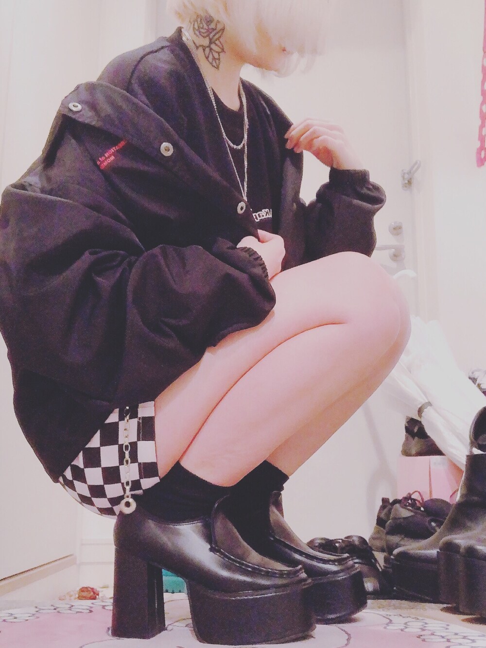 「春コーデ、春アウター、黒コーデ、ミニスカート、スウェット、ショートヘア、韓国ファッション、ストリート、WEGO」｜「WEGOのWEGO/ステンレス喜平チェーンネックレス（ネックレス、シルバー系）」を使った、ゆっきーな ʚ♡ɞさん（レディース・155cm）の春コーディネートの1枚目の写真