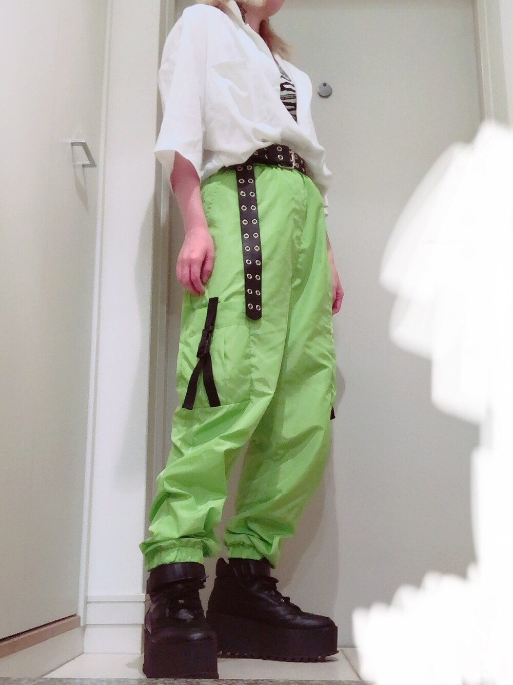 ホワイト系のシャツ/ブラウス、その他のキャミソール、グリーン系のカーゴパンツを着用したレディースの夏コーディネートの1枚目の写真