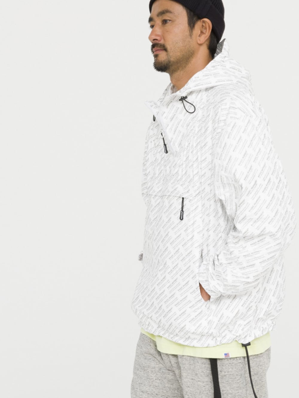 「fashion、SURF、TOKYO、HLNA、surfer、MAGICNUMBER、twoalternativelifestyles」｜「MAGIC NUMBERのTYVEK PACKABLE ANORAK PONCHO（ポンチョ、ホワイト系）」を使った、Ryu Nakamuraさん（メンズ・170cm）の春コーディネートの1枚目の写真