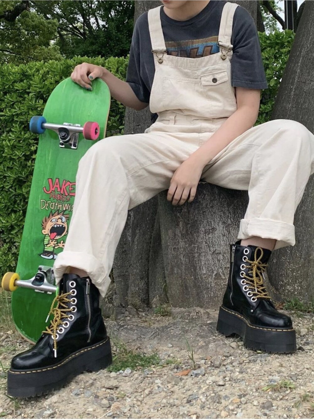 「古着、古着コーデ、古着MIX、Tシャツ、オーバーオール、メンズライク、お洒落さんとつながりたい、着回しコーデ」｜「Dr. MartensのDr. Martens Jadon Max Platform Boot（ブーツ、ブラック系）」を使った、mikupipi17さん（レディース・162cm）の春コーディネートの1枚目の写真