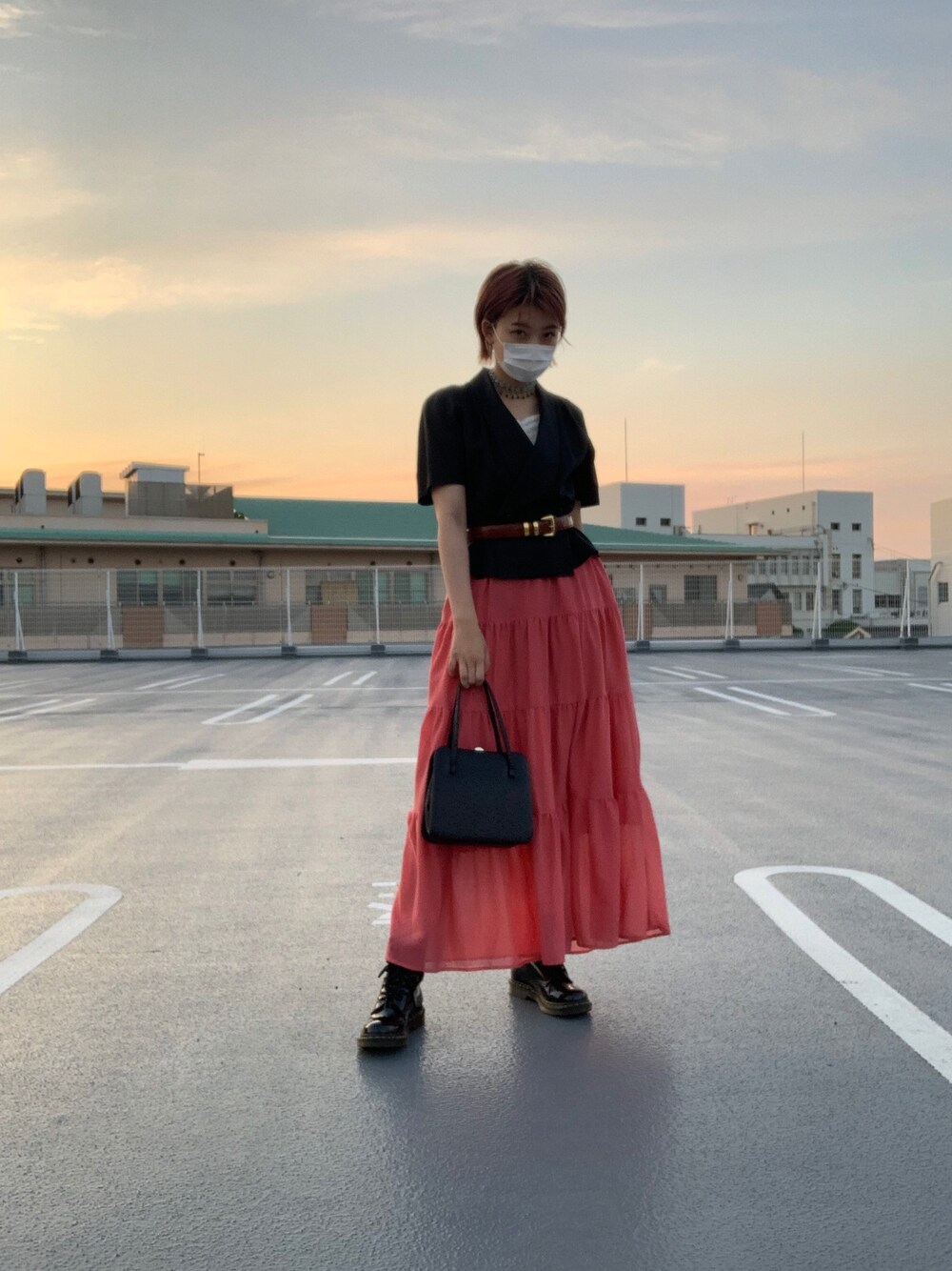 「古着、古着コーデ、古着好きな人と繋がりたい、春コーデ、ロングスカート、カラースカート、お洒落さんとつながりたい」｜「Dr. Martensの【Dr.Martens / ドクターマーチン】 8-eye boots（ブーツ、ブラック系）」を使った、mikupipi17さん（レディース・162cm）の春コーディネートの1枚目の写真