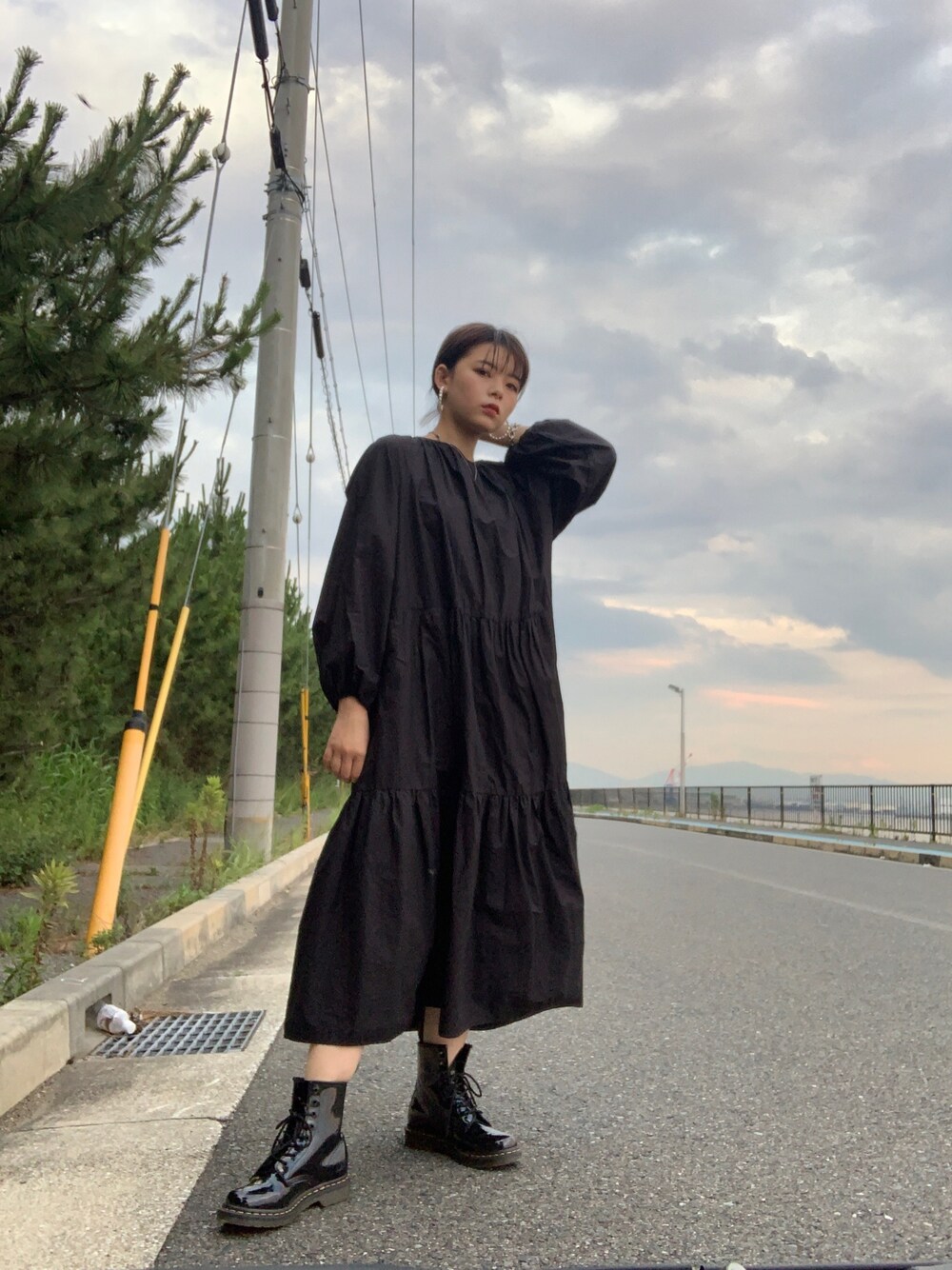 「H&M、大人カジュアル、シンプルコーデ、ワンピース、黒ワンピース、マーチン、プチプラ、プチプラコーデ、春コーデ、着回しコーデ」｜「H&Mのアイテム（ワンピース、ブラック系）」を使った、mikupipi17さん（レディース・162cm）の夏コーディネートの1枚目の写真