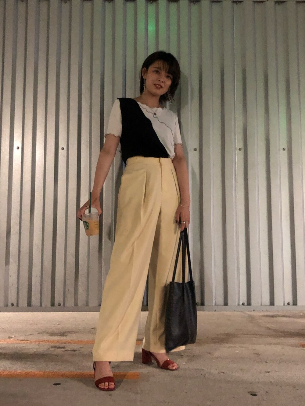 「カジュアル、大人コーデ、夏コーデ、パンツスタイル、お洒落さんとつながりたい、透け感、着回しコーデ、ビスチェ、キレイめ、プチプラ」｜「PUBLIC TOKYOのフロントタックワイドパンツ（その他パンツ、イエロー系）」を使った、mikupipi17さん（レディース・162cm）の夏コーディネートの1枚目の写真