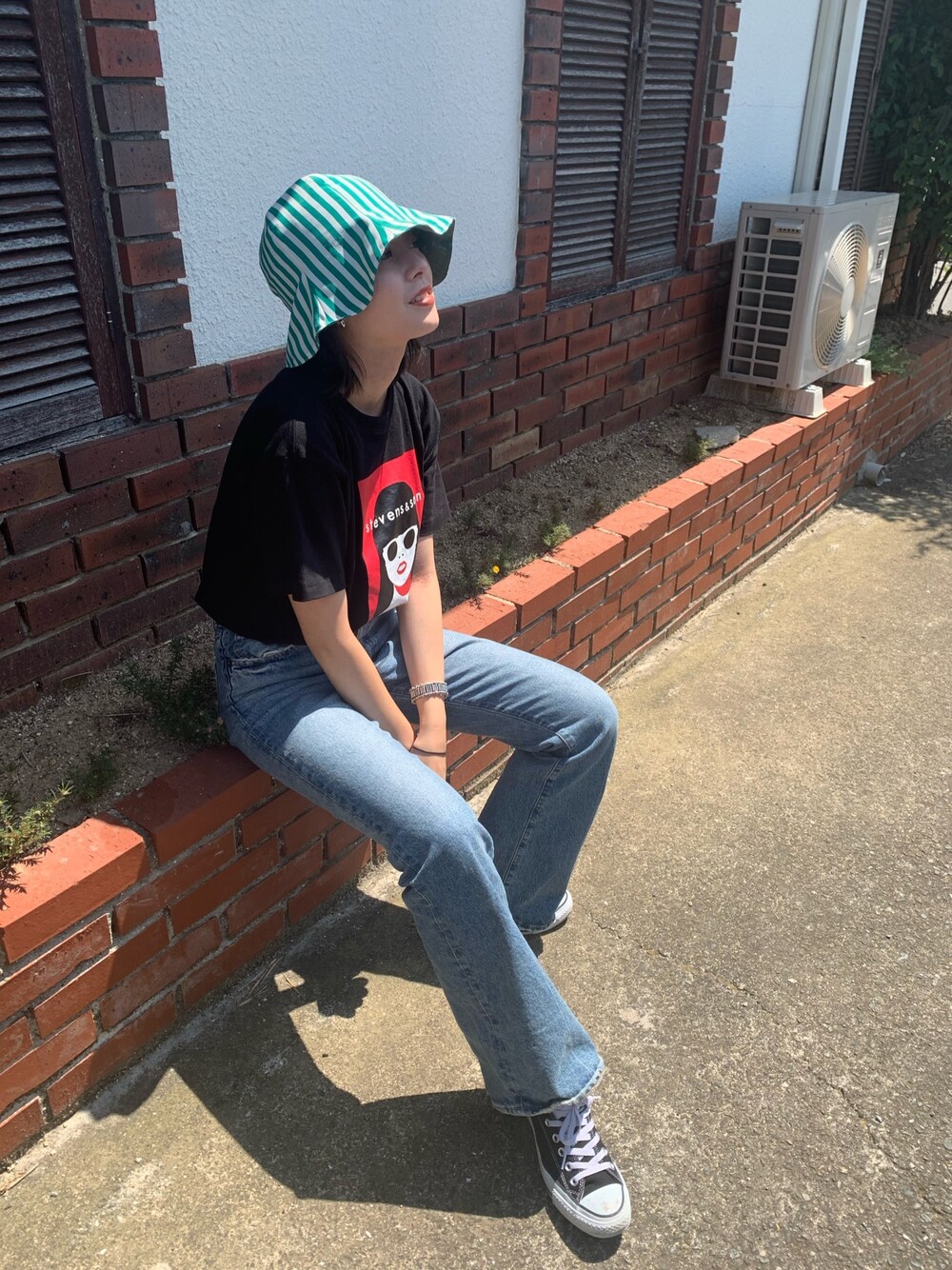 「moussy、ハイウエストパンツ、ハイウエストデニム、シンプルコーデ、パンツスタイル、ラクチンコーデ、Tシャツ、Tシャツ×デニム」｜「MOUSSYのMVS FLARE（デニムパンツ、ブルー系）」を使った、mikupipi17さん（レディース・162cm）の秋コーディネートの1枚目の写真