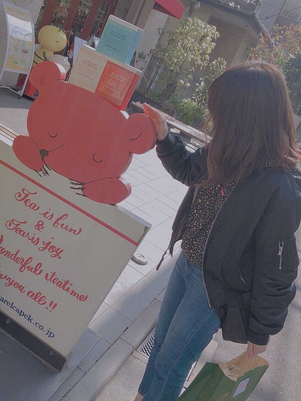 「GAPのクラシック ボンバージャケット（MA-1、ブラック系）」を使った、MAKiさん（レディース・161cm）の春コーディネートの1枚目の写真