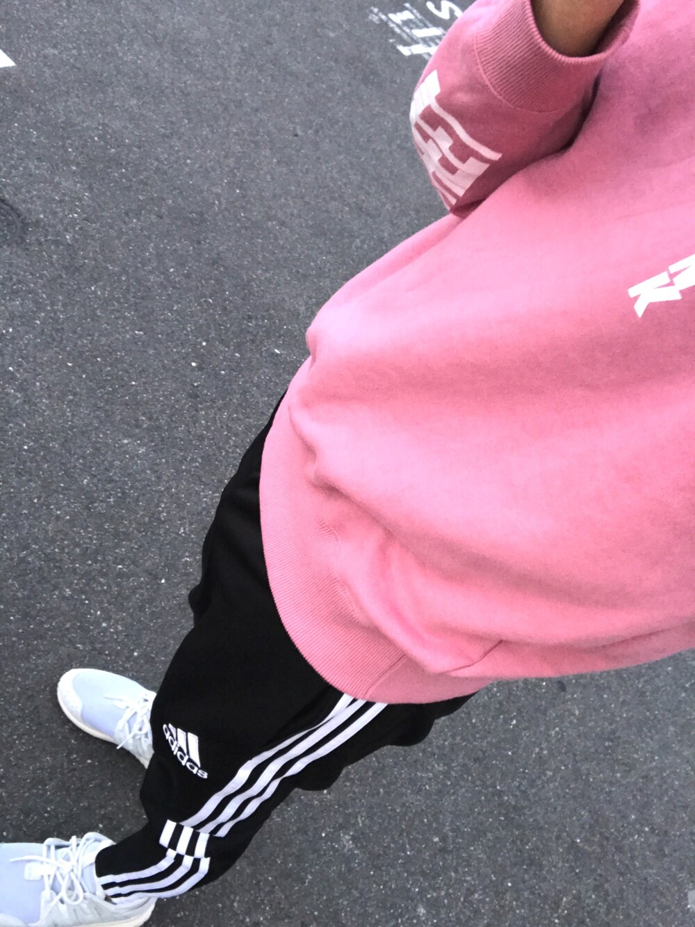 「tiro15、tubular、phatrnk」｜「adidasのアイテム（その他パンツ、ブラック系）」を使った、ふじい りょう♪さん（メンズ・178cm）の春コーディネートの1枚目の写真