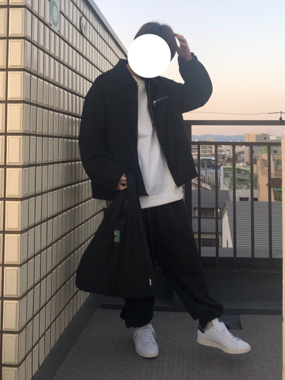 「シンプル、モノトーン、キレイめ、きれいめカジュアル、シンプルコーデ、冬コーデ、おしゃれさんと繋がりたい、いいね、save、フォローお願いします🤑、ブルゾン」｜「DOOPZのDOOPZ　ルーズスリーブジップブルゾン（ブルゾン、ブラック系）」を使った、Rさん（メンズ・174cm）の秋コーディネートの1枚目の写真