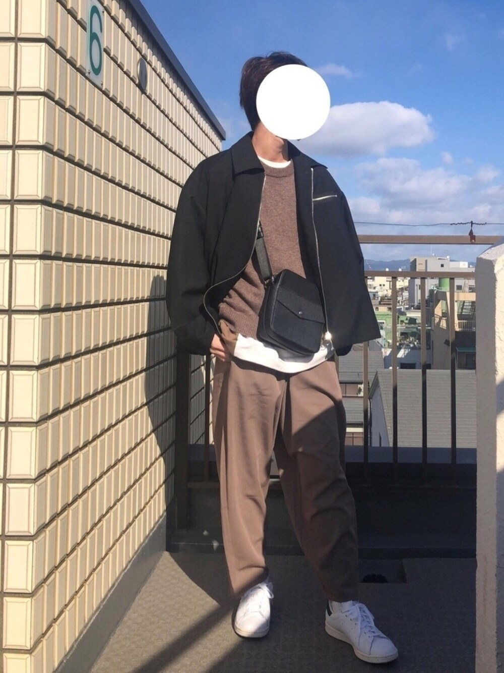 「キレイめ、ワイドパンツ、春コーデ、レイヤードスタイル、スニーカーコーデ、ブラウン、ベージュ、ニット、ベスト、ootd」｜「DOOPZのDOOPZ　ルーズスリーブジップブルゾン（ブルゾン、ブラック系）」を使った、Rさん（メンズ・174cm）の冬コーディネートの1枚目の写真