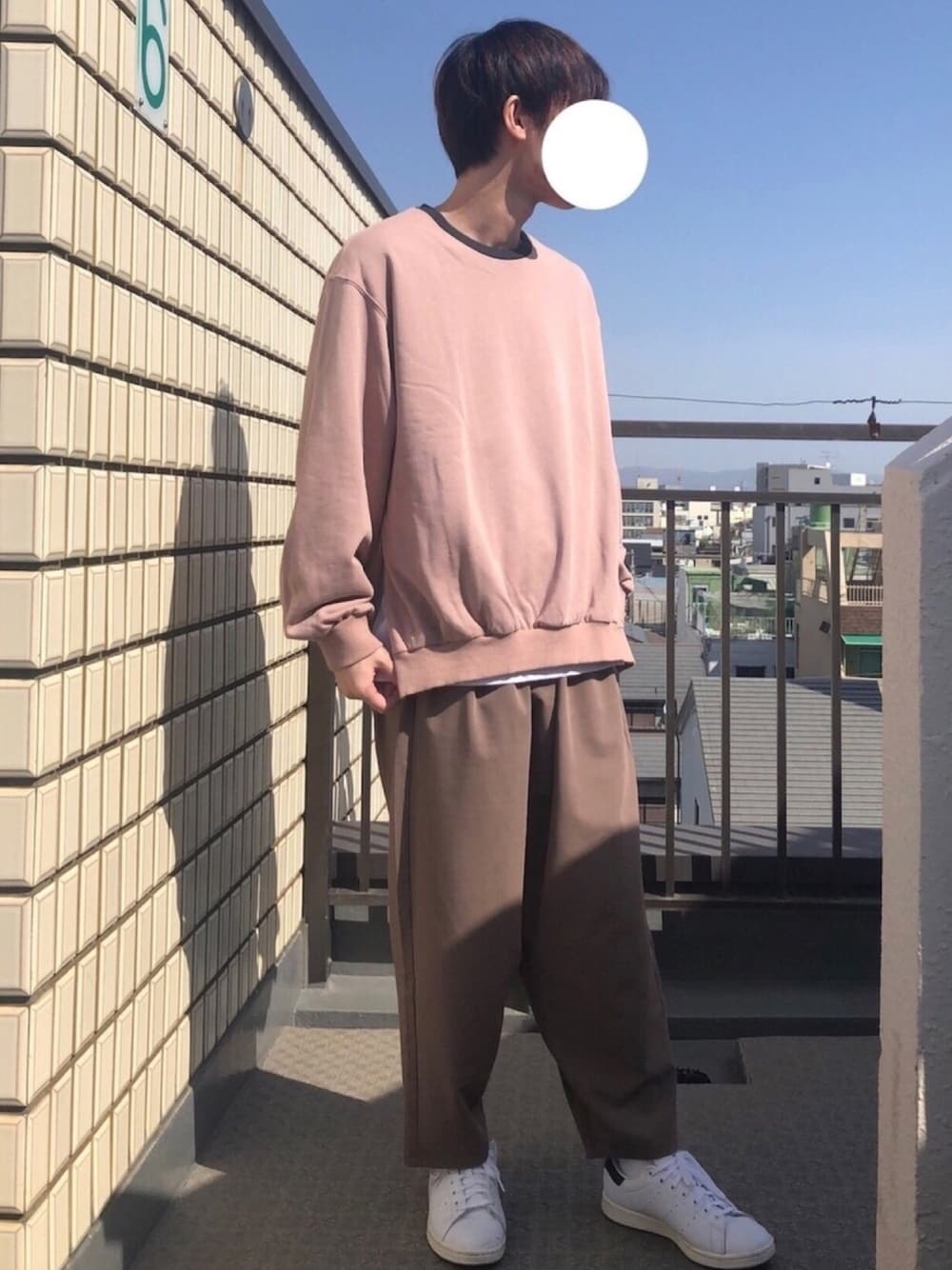 「春コーデ、ootd、ゆるコーデ、ワイドパンツ、くすみカラー、スニーカー、レイヤードスタイル、シンプル、カジュアル、キレイめ」｜「LILLのスモーキートーンドロップショルダー袖ボリュームサイドスリットクルースウェット（スウェット、ピンク系）」を使った、Rさん（メンズ・173cm）の春コーディネートの1枚目の写真