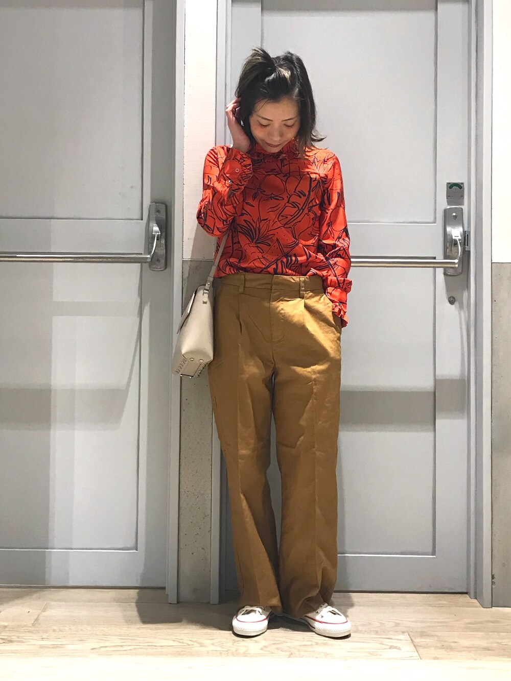 「カジュアル、スニーカー、ootd、outfit、journal standard、ジャーナルスタンダード、春コーデ、2018ss、ブラウス、オレンジ」｜「JOURNAL STANDARDのストレッチサージ ワイドスラックスパンツ＃（スラックス、イエロー系）」を使った、mika tamuraさん（レディース・158cm）の冬コーディネートの1枚目の写真