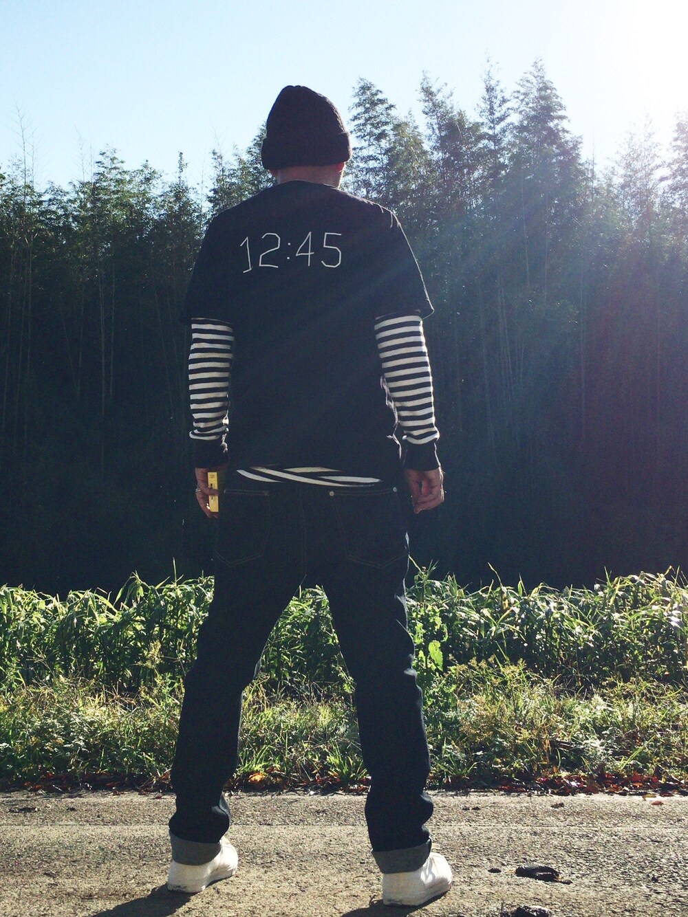 ブラック系のTシャツ/カットソー、ホワイト系のTシャツ/カットソー、ブルー系のデニムパンツを着用したメンズの秋コーディネートの1枚目の写真