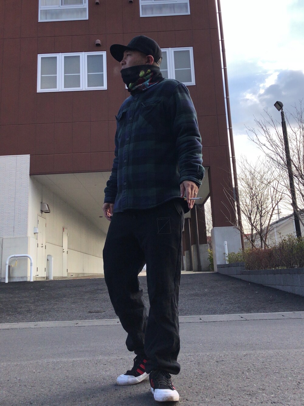「キャップ、ネルシャツ、スエット、THRASHER、SANTA CRUZ、Numbers、adidas、スケータースタイル」｜「THRASHERの【THRASHER】CAP（キャップ、ブラック系）」を使った、＝＝トム＝＝さん（メンズ・174cm）の冬コーディネートの1枚目の写真