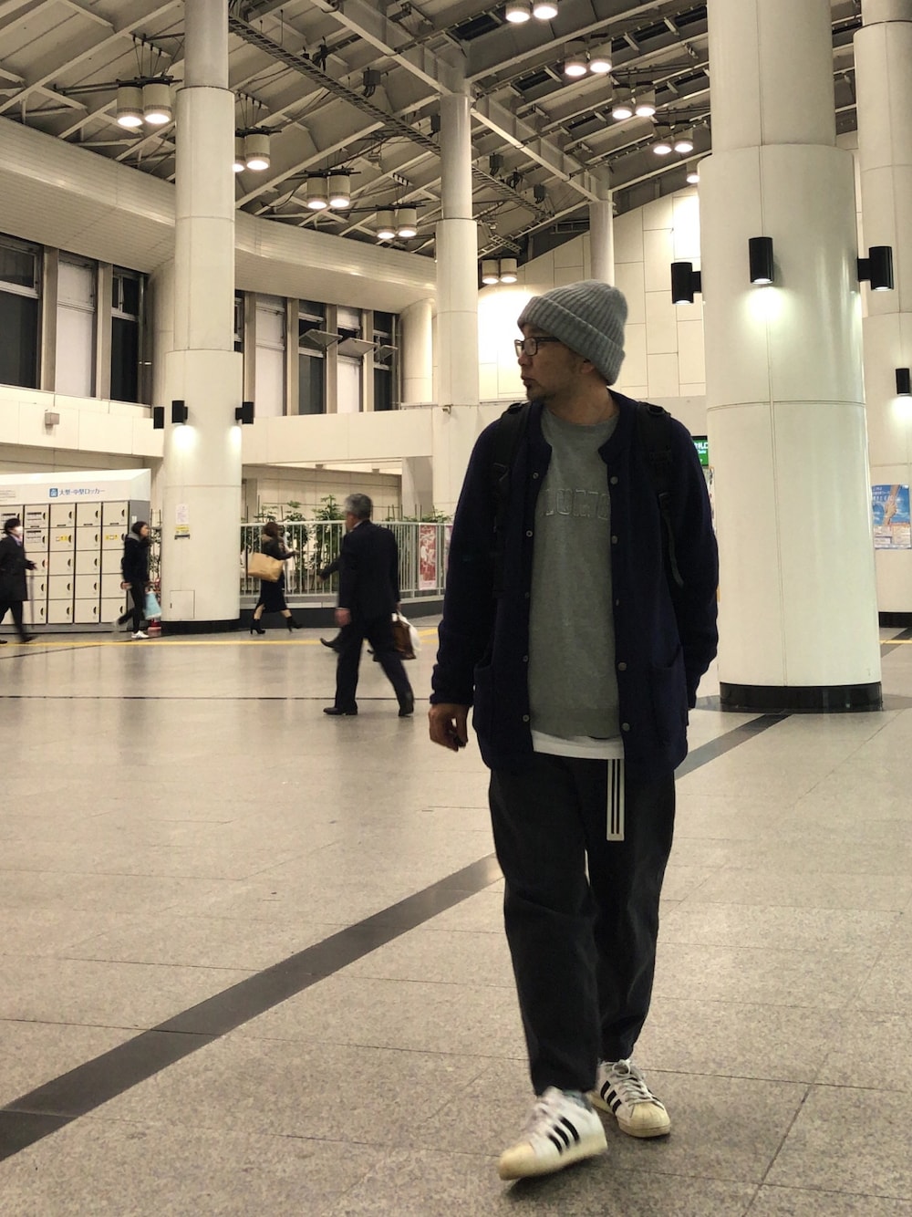 「ニット帽、カーティガン、スエット、くるぶし丈、ブラックデニム」｜「WEGOのWEGO/リブニットキャップ（ニットキャップ/ビーニー、グレー系）」を使った、＝＝トム＝＝さん（メンズ・174cm）の春コーディネートの1枚目の写真