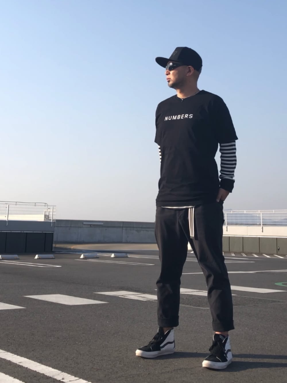 「Numbers、ロールアップ、ハイカットスニーカー、レイヤードスタイル、キャップ、モノトーン」｜「THRASHERの【THRASHER】CAP（キャップ、ブラック系）」を使った、＝＝トム＝＝さん（メンズ・174cm）の春コーディネートの1枚目の写真