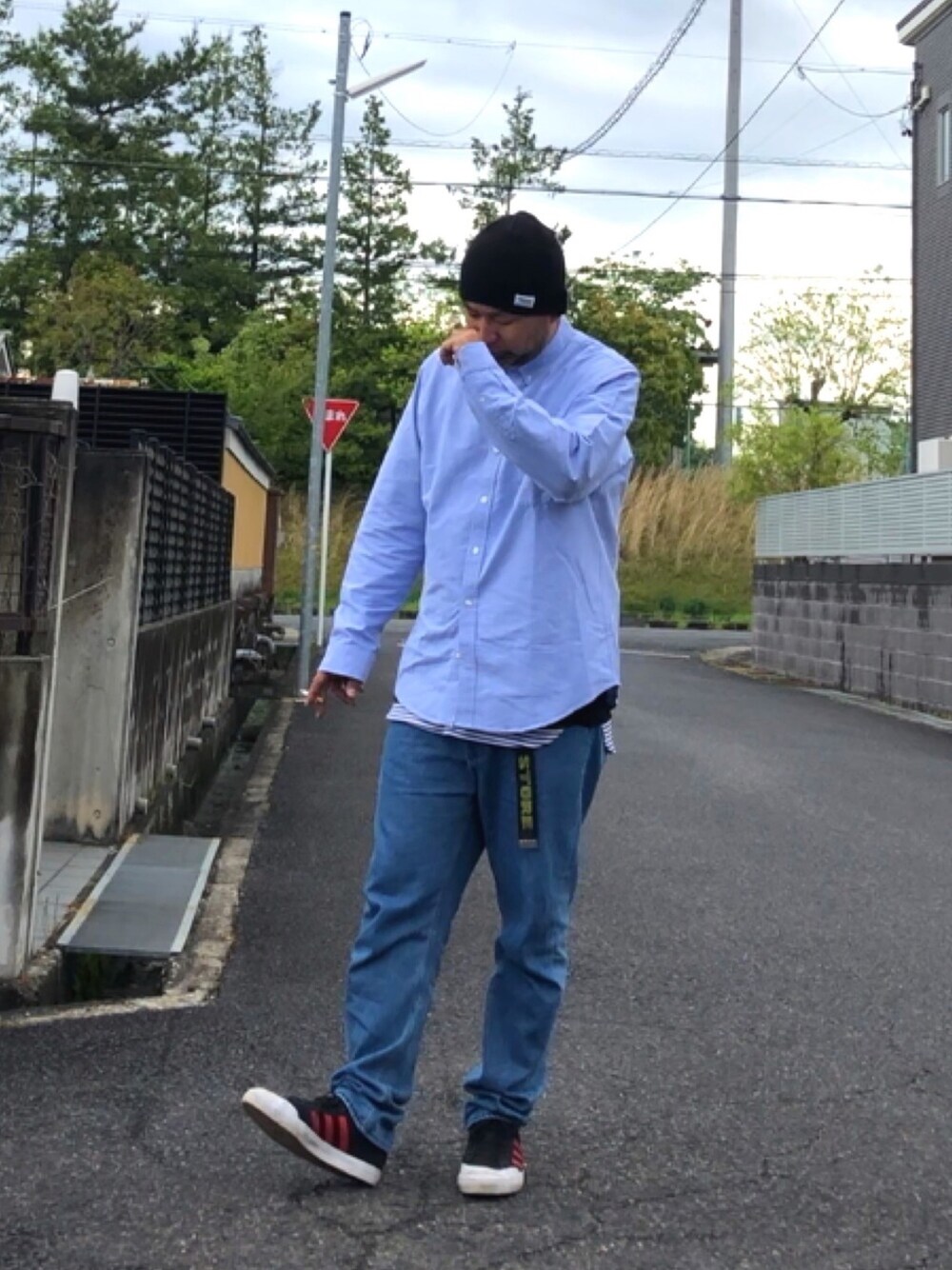 「シャツスタイル、レイヤードスタイル、ペグトップパンツ、デニムパンツ、デニム、ガチャベルト、GU、FREAK’Ｓ STORE」｜「AZUL by moussyのアイテム（ニットキャップ/ビーニー、ブラック系）」を使った、＝＝トム＝＝さん（メンズ・174cm）の春コーディネートの1枚目の写真