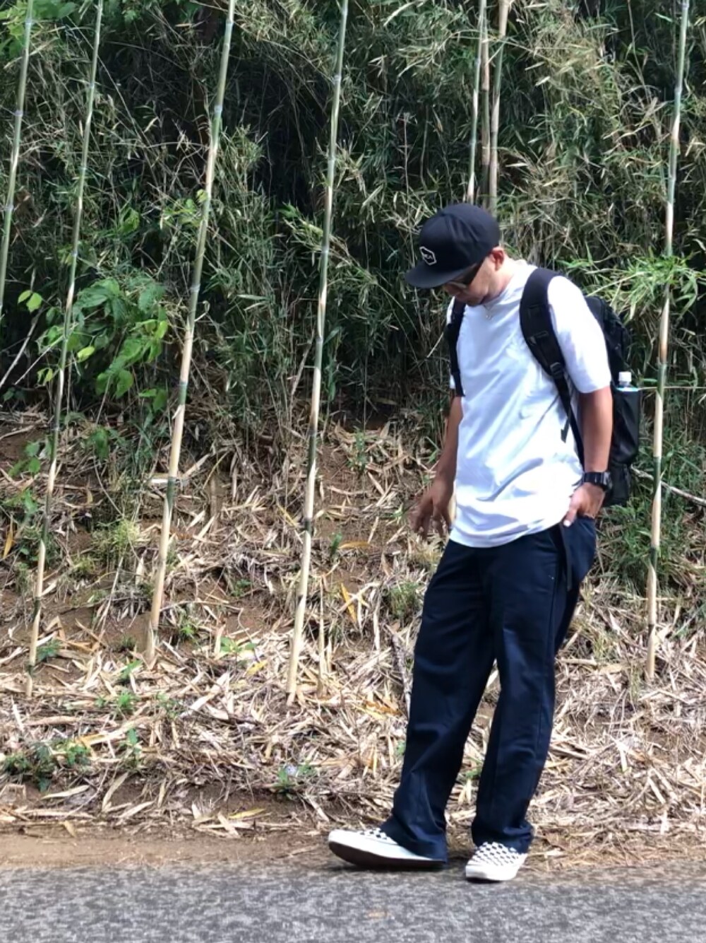 「キャップ、白Tシャツ、白×白、チノパン、スリッポン、リュック、REDKAP、VANS、rvca、Magenta」｜「RVCAのRVCA メンズ COMMONWEALTH III SB キャップ（キャップ、ブラック系）」を使った、＝＝トム＝＝さん（メンズ・174cm）の夏コーディネートの1枚目の写真