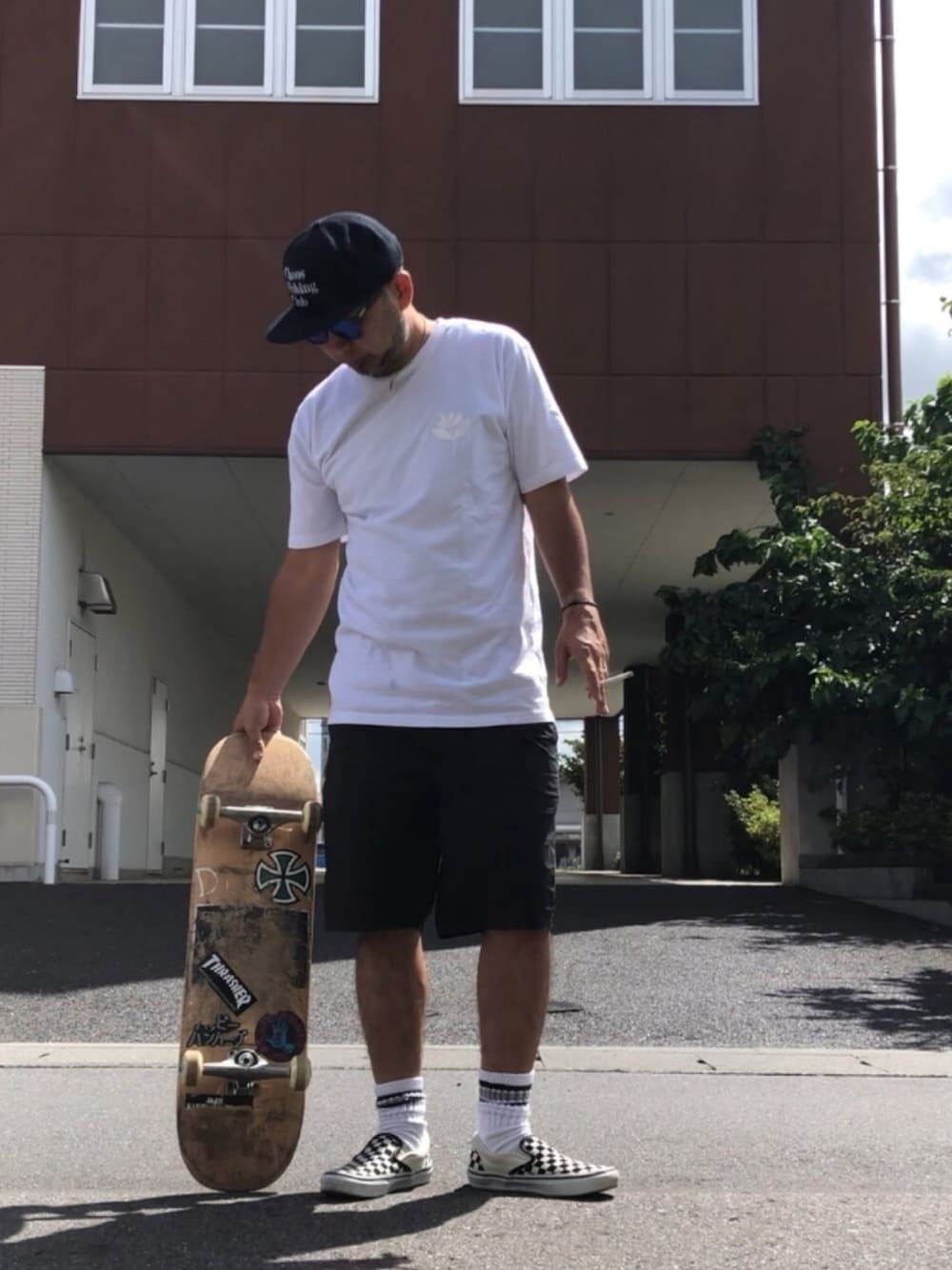 「chaosfishingclub、Magenta、VANS、白Tシャツ、ハーフパンツ、モノトーン、スリッポン、スケボー、キャップ、ラインソックス」｜「Chaos Fishing Clubのアイテム（キャップ、ブラック系）」を使った、＝＝トム＝＝さん（メンズ・174cm）の夏コーディネートの1枚目の写真