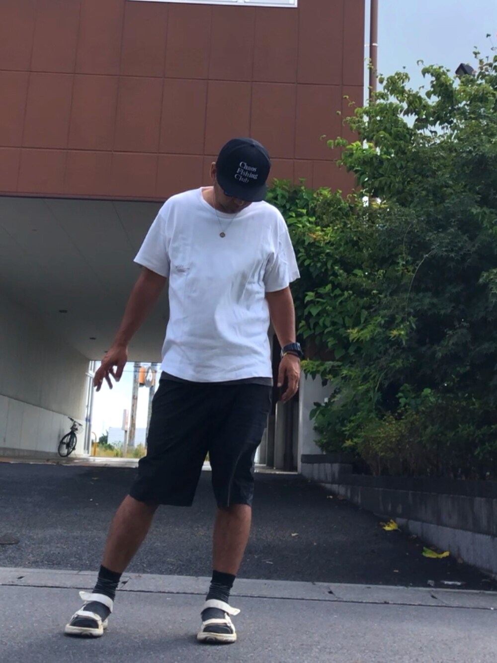「モノトーン、ハーフパンツ、白Tシャツ、chaosfishingclub、masterkey 、JMBRY」｜「Chaos Fishing Clubのアイテム（キャップ、ブラック系）」を使った、＝＝トム＝＝さん（メンズ・174cm）の夏コーディネートの1枚目の写真