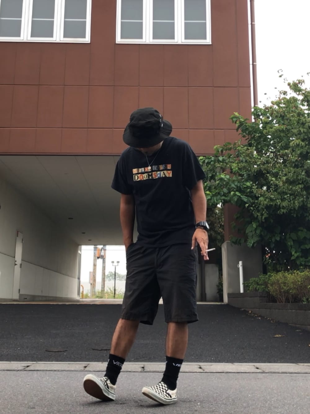 「バケットハット、Tシャツ、タンパンスタイル、ソックス、スリッポン、オールブラック、チェッカーフラッグ、スケータースタイル、million dollar doomsday、VANS」｜「NEW ERAのNEW ERA ADVENTURE/　ニューエラ　アドベンチャーハット（ハット、ブラック系）」を使った、＝＝トム＝＝さん（メンズ・174cm）の秋コーディネートの1枚目の写真