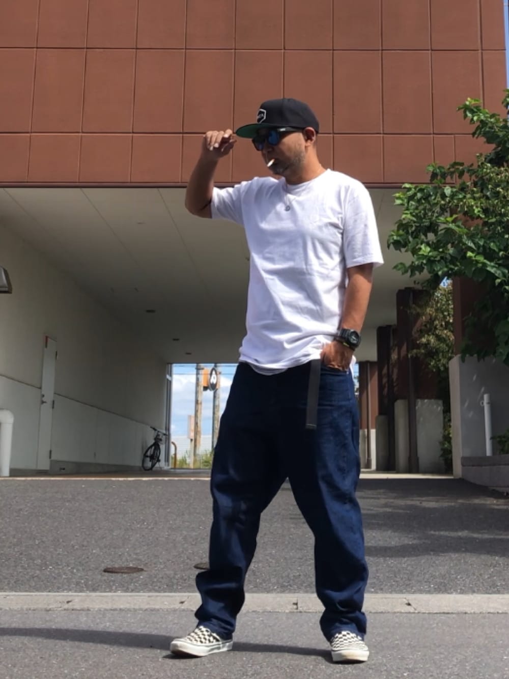 「白シャツ×デニム、白Tシャツ、デニム、rvca、Magenta、ZIP FIVE、VANS」｜「RVCAのRVCA メンズ COMMONWEALTH III SB キャップ（キャップ、ブラック系）」を使った、＝＝トム＝＝さん（メンズ・174cm）の秋コーディネートの1枚目の写真
