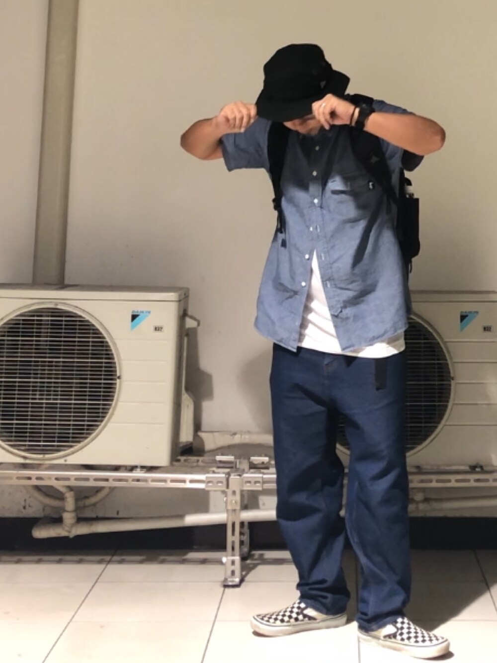 「バケットハット、シャツスタイル、バギーデニム、バルーンデニム、チェッカーフラッグ、NEWERA、stussy、ZIP FIVE、VANS」｜「NEW ERAのNEW ERA ADVENTURE/　ニューエラ　アドベンチャーハット（ハット、ブラック系）」を使った、＝＝トム＝＝さん（メンズ・174cm）の秋コーディネートの1枚目の写真
