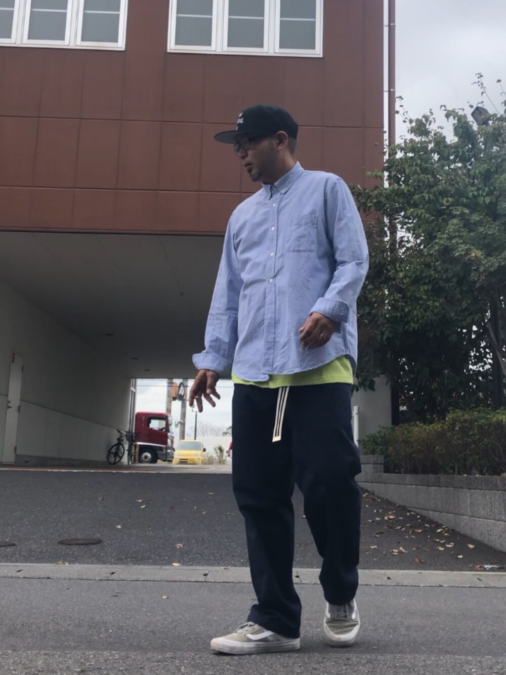 「キャップ、シャツスタイル、チノパン、ネオンカラー、chaosfishingclub、GU、REDKAP、VANS、FREAK’Ｓ STORE」｜「Chaos Fishing Clubのアイテム（キャップ、ブラック系）」を使った、＝＝トム＝＝さん（メンズ・174cm）の秋コーディネートの1枚目の写真