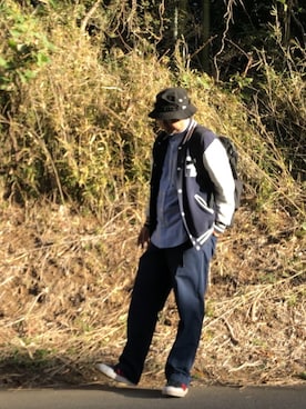 「NEWERA」｜「アイテム（スタジャン）」を使った、＝＝トム＝＝さん（メンズ・174cm）の秋コーディネート
