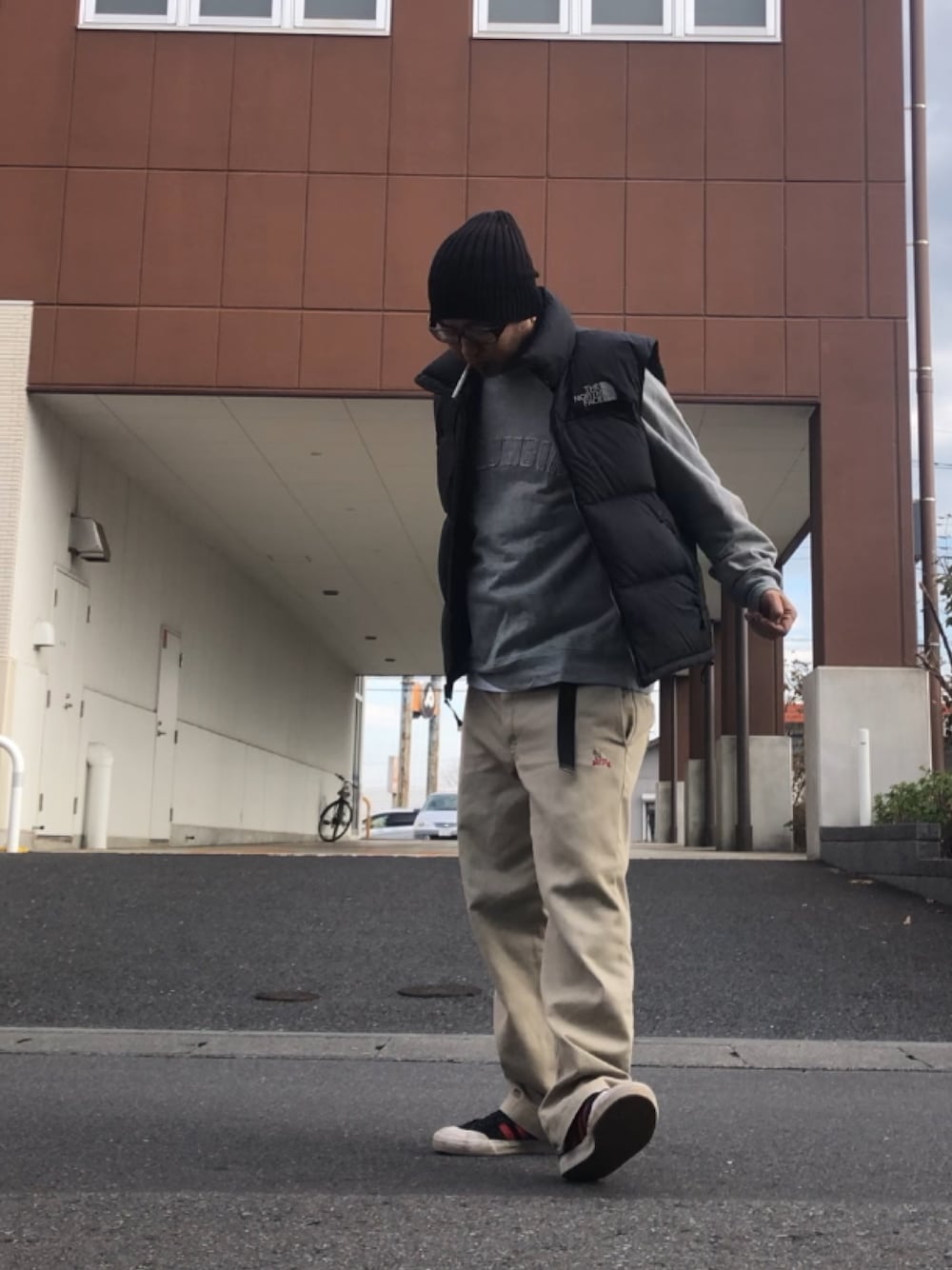 「ダウンベスト、ニット帽、スエット、チノパン、THE NORTH FACE、Columbia、Dickies、adidas」｜「AZUL by moussyのアイテム（ニットキャップ/ビーニー、ブラック系）」を使った、＝＝トム＝＝さん（メンズ・174cm）の秋コーディネートの1枚目の写真
