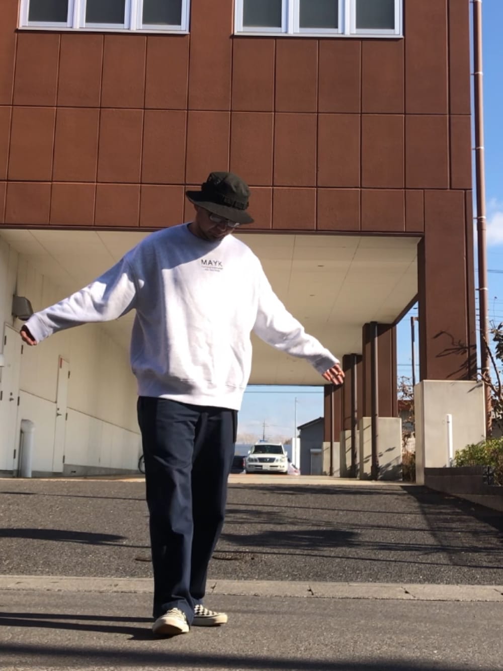 「バケットハット、スエット、チノパン、チェッカーフラッグ、NEWERA、MAYK、REDKAP、VANS」｜「NEW ERAのNEW ERA ADVENTURE/　ニューエラ　アドベンチャーハット（ハット、ブラック系）」を使った、＝＝トム＝＝さん（メンズ・174cm）の秋コーディネートの1枚目の写真