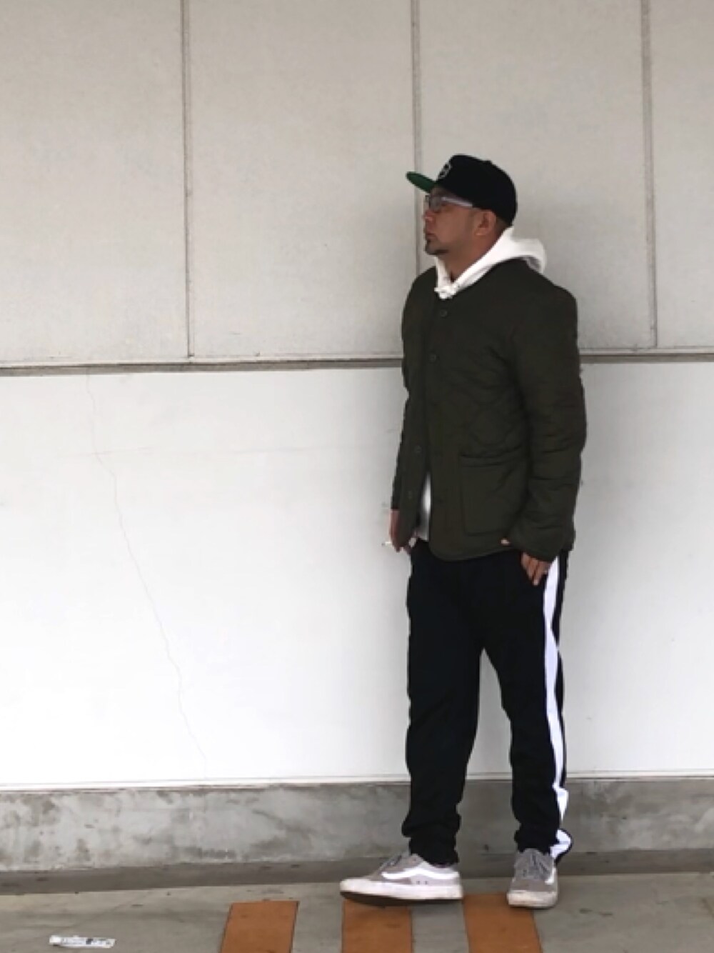 「初売りセールで買いました2019、白パーカー、パーカー、ラインパンツ、ライナージャケット、めがね、rvca、stussy、GU、H&M」｜「RVCAのRVCA メンズ COMMONWEALTH III SB キャップ（キャップ、ブラック系）」を使った、＝＝トム＝＝さん（メンズ・174cm）の冬コーディネートの1枚目の写真