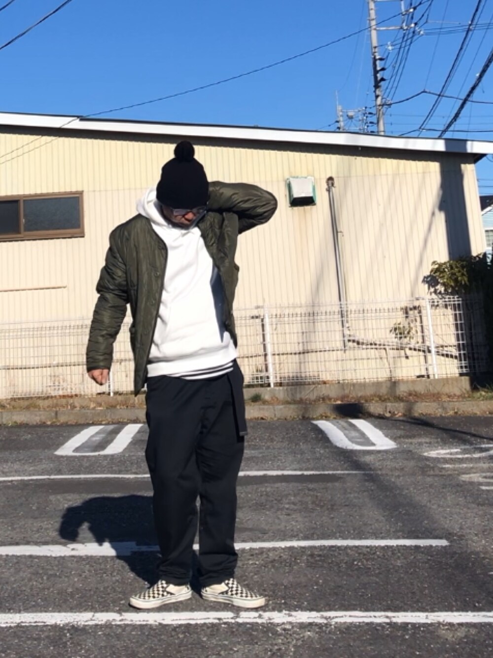 「ボンボンニット帽、ニット帽、ライナーコート、ノーカラーコート、パーカー、白パーカー」｜「NEW ERAのNEWERA KNIT CAP POM PON RIB BLACK（ニットキャップ/ビーニー、ブラック系）」を使った、＝＝トム＝＝さん（メンズ・174cm）の冬コーディネートの1枚目の写真