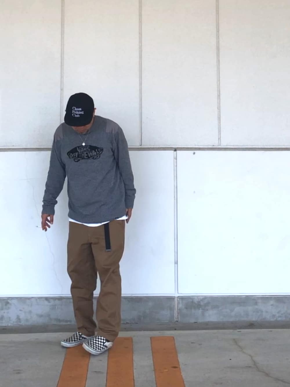 「キャップ、ニット、スリッポン、スケータースタイル、ストリート、chaosfishingclub、VANS」｜「VANSのアイテム（ニット/セーター、グレー系）」を使った、＝＝トム＝＝さん（メンズ・174cm）の春コーディネートの1枚目の写真