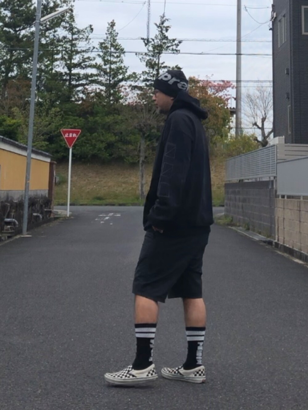 「タンパンスタイル、モノトーン、ストリート、スケータースタイル、パーカー、ソックス、supreme、NUMBERS EDITION、TENBOX、10匣」｜「Supreme のアイテム（ニットキャップ/ビーニー、ブラック系）」を使った、＝＝トム＝＝さん（メンズ・174cm）の春コーディネートの1枚目の写真