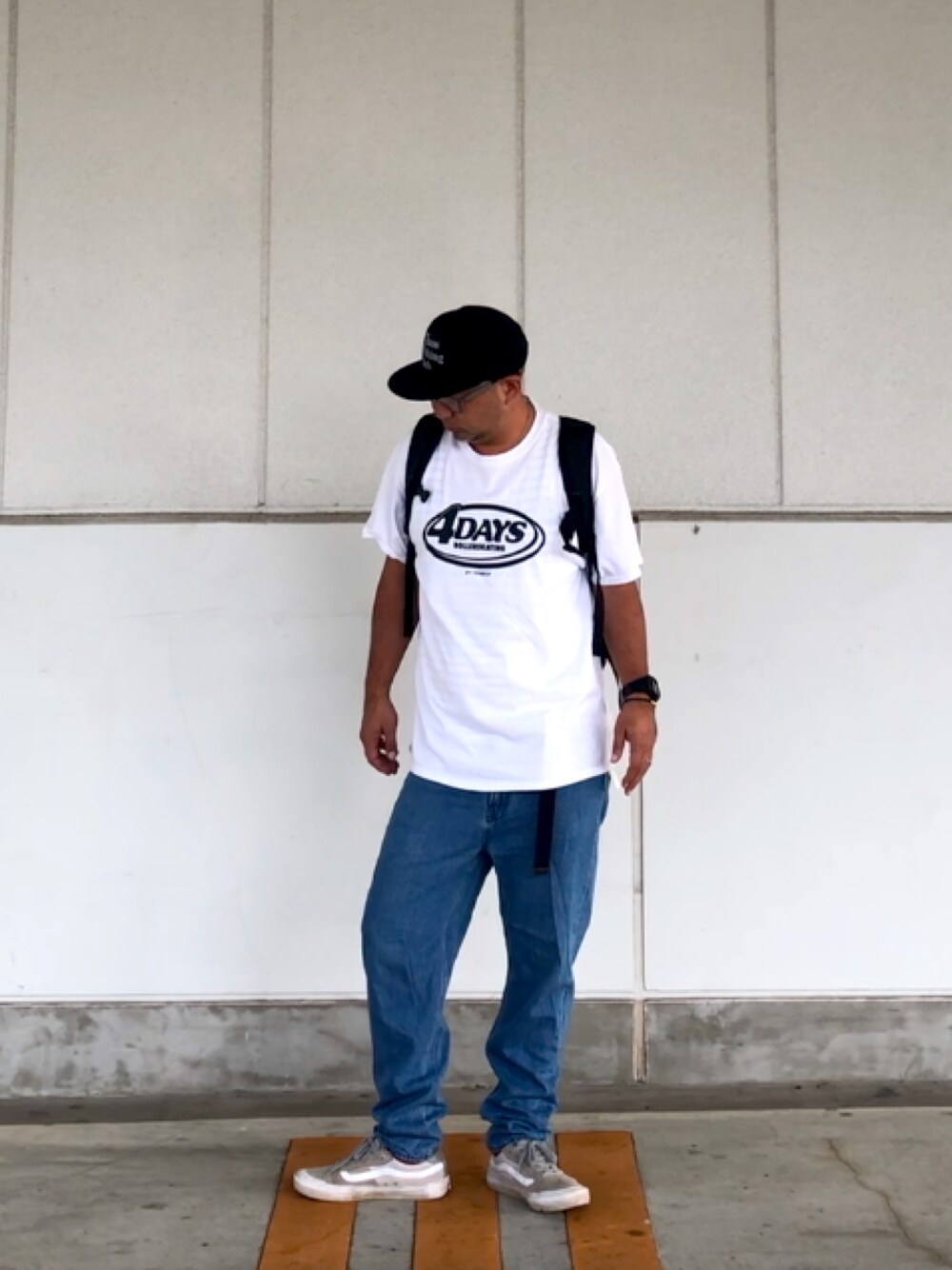 「夏コーデ、ビッグT、Tシャツ×デニム、ロゴT、ストリート、リュック、chaosfishingclub、TENBOX、VANS」｜「Chaos Fishing Clubのアイテム（キャップ、ブラック系）」を使った、＝＝トム＝＝さん（メンズ・175cm）の夏コーディネートの1枚目の写真