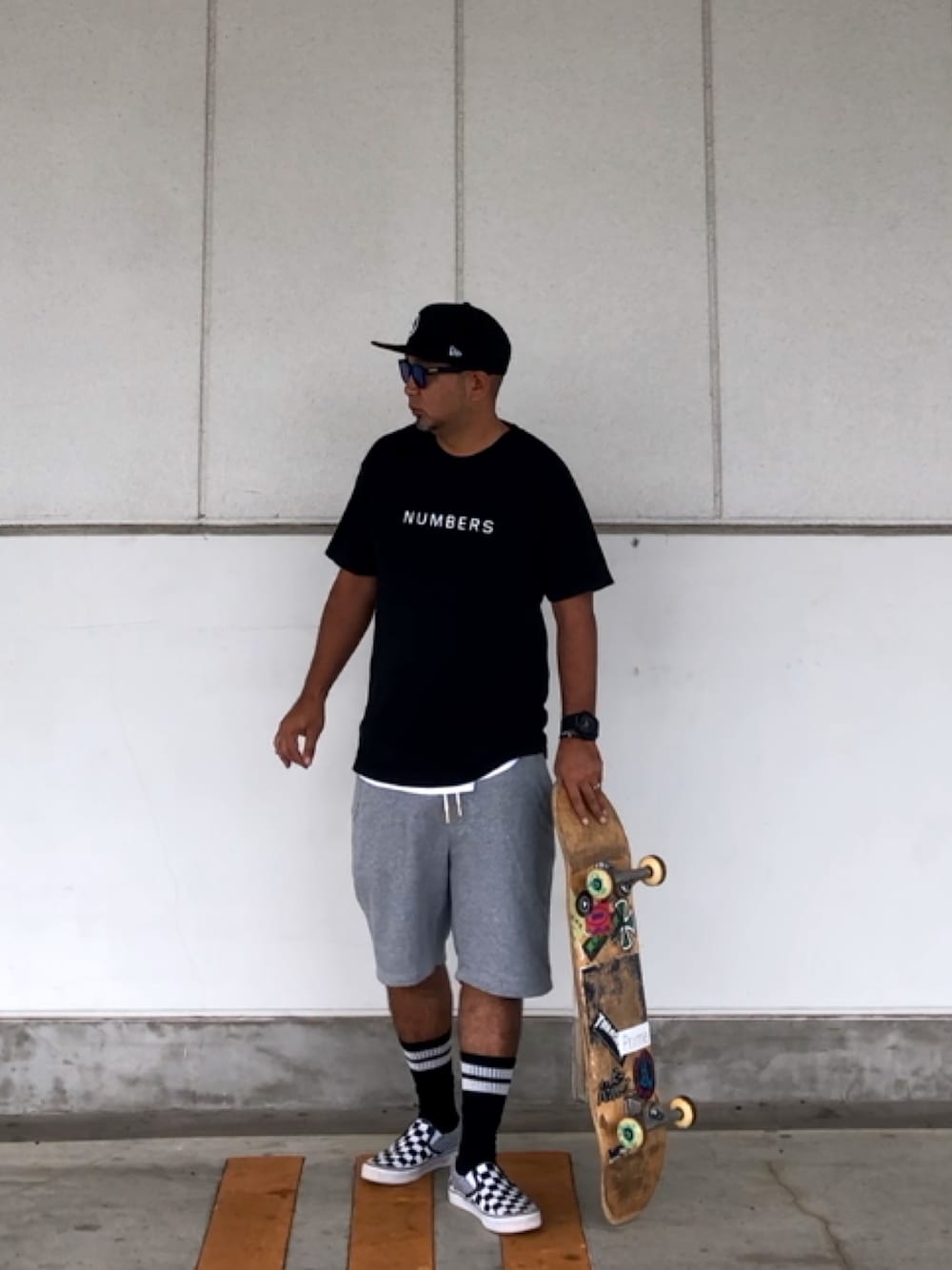 ブラック系のTシャツ/カットソー、シルバー系のパンツ、ブラック系のスリッポンを着用したメンズの夏コーディネートの1枚目の写真