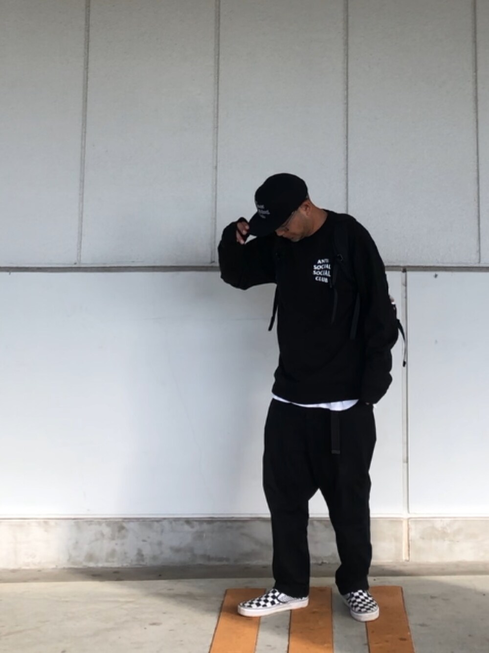 「モノトーン、ブラック、ブラックコーデ、スエット、ワントーンコーデ、antisocialsocialclub」｜「Chaos Fishing Clubのアイテム（キャップ、ブラック系）」を使った、＝＝トム＝＝さん（メンズ・174cm）の秋コーディネートの1枚目の写真