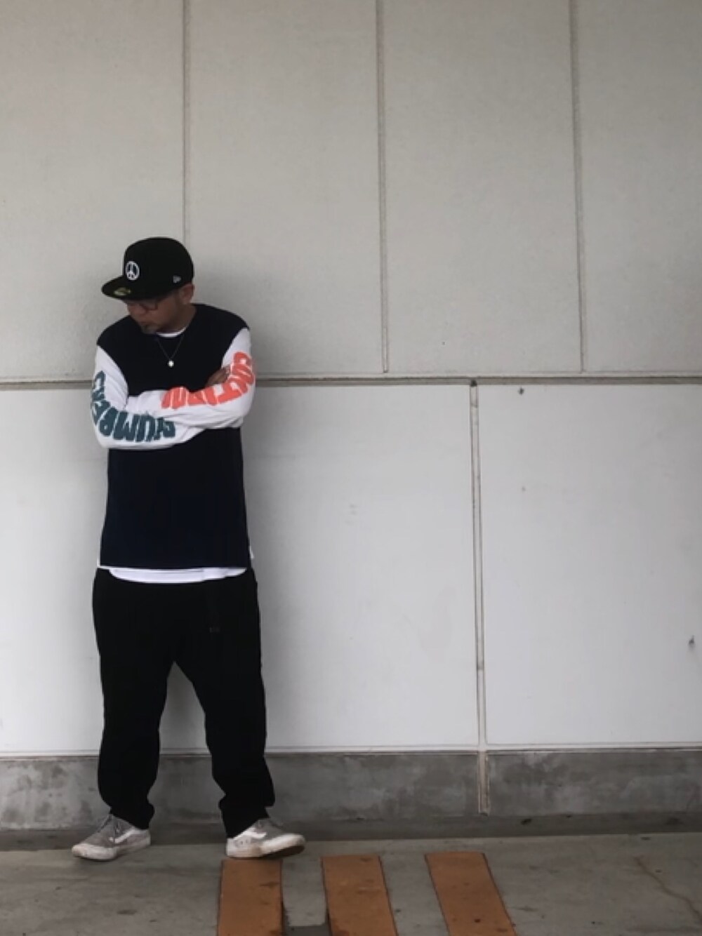 「秋のコーデ、ベスト、チノパン、ロンT、キャップ」｜「NEW ERAのPeace Sign New Era Cap（キャップ、ブラック系）」を使った、＝＝トム＝＝さん（メンズ・174cm）の秋コーディネートの1枚目の写真