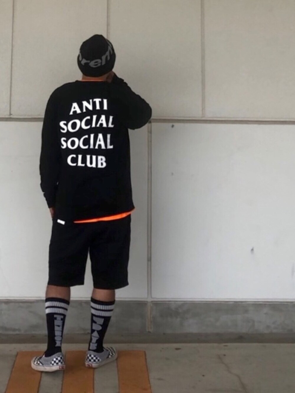 「やっぱりストリートが好き、ストリート、ハイソックス、スエット、バックプリント、supreme、antisocialsocialclub、TENBOX、10匣、バックスタイル」｜「Supreme のアイテム（ニットキャップ/ビーニー、ブラック系）」を使った、＝＝トム＝＝さん（メンズ・174cm）の秋コーディネートの1枚目の写真