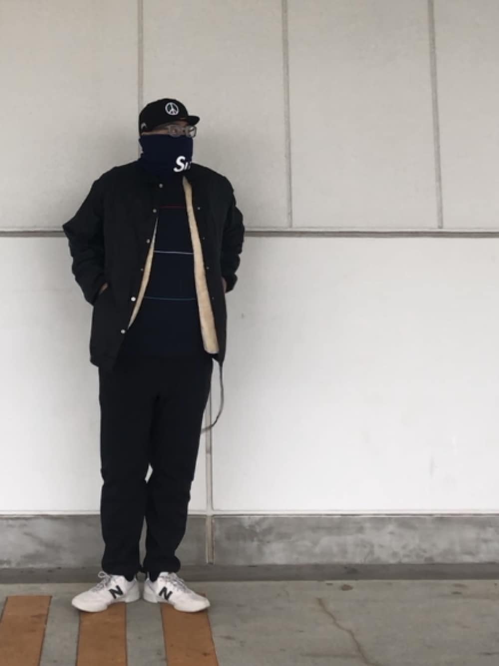 「キャップ、コーチジャケット、スエット、ジョガーパンツ、ストリート、スケータースタイル、TENBOX、supreme、stussy、nbnumeric」｜「NEW ERAのPeace Sign New Era Cap（キャップ、ブラック系）」を使った、＝＝トム＝＝さん（メンズ・174cm）の冬コーディネートの1枚目の写真