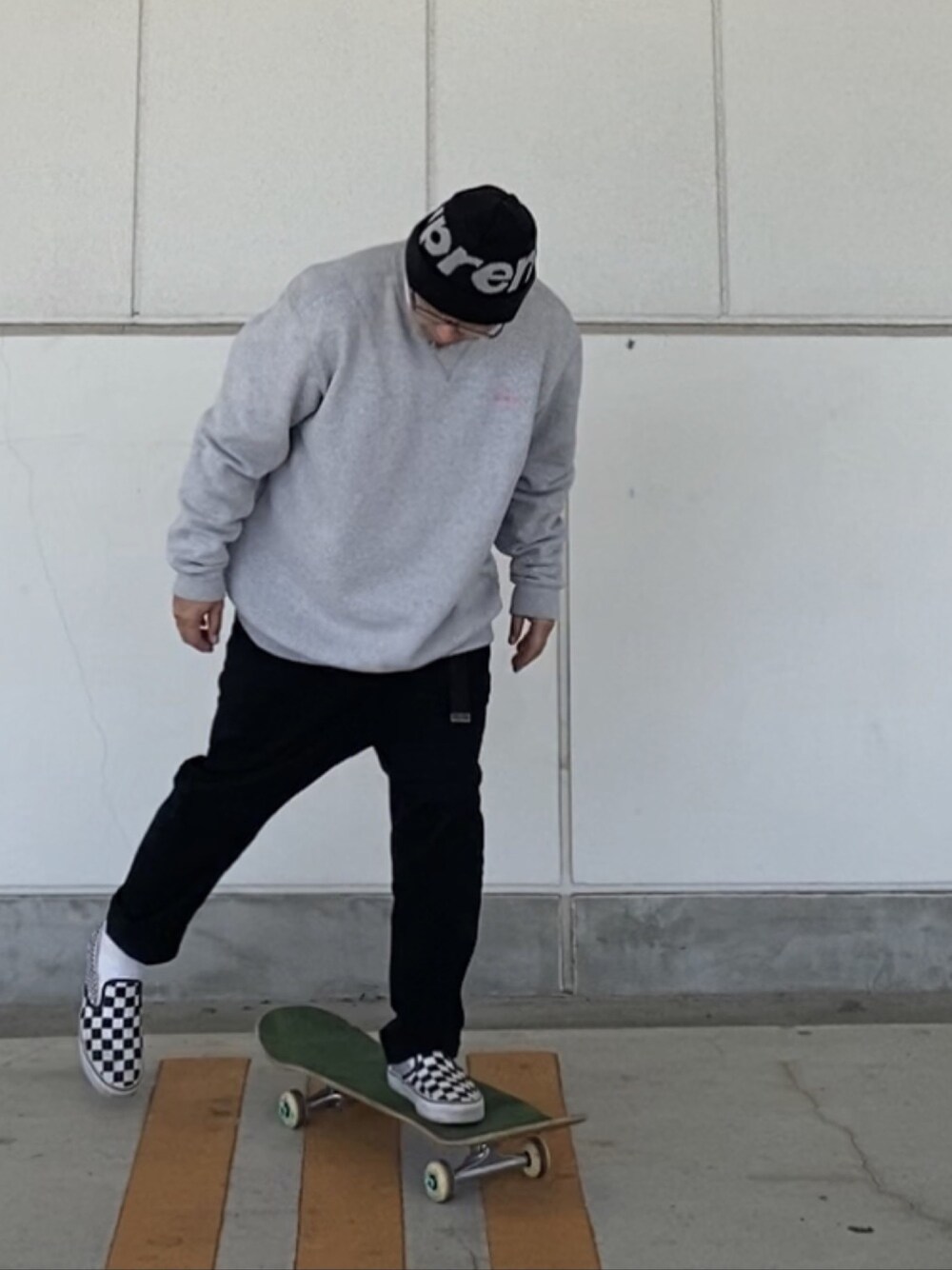 「ニット帽、スエット、チノパン、スリッポン、clumsy.pictures、carhartt、ZIP FIVE、VANS、スケボー、ストリート」｜「Supreme のアイテム（ニットキャップ/ビーニー、ブラック系）」を使った、＝＝トム＝＝さん（メンズ・174cm）の冬コーディネートの1枚目の写真